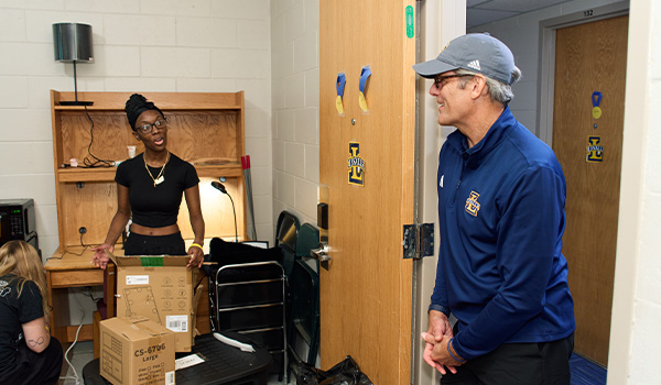 President Allen speaks with student during Move-In